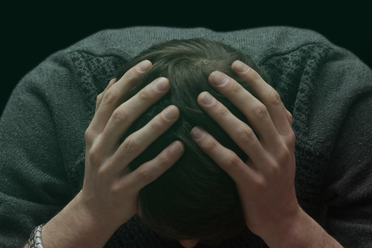 Человек держится за голову