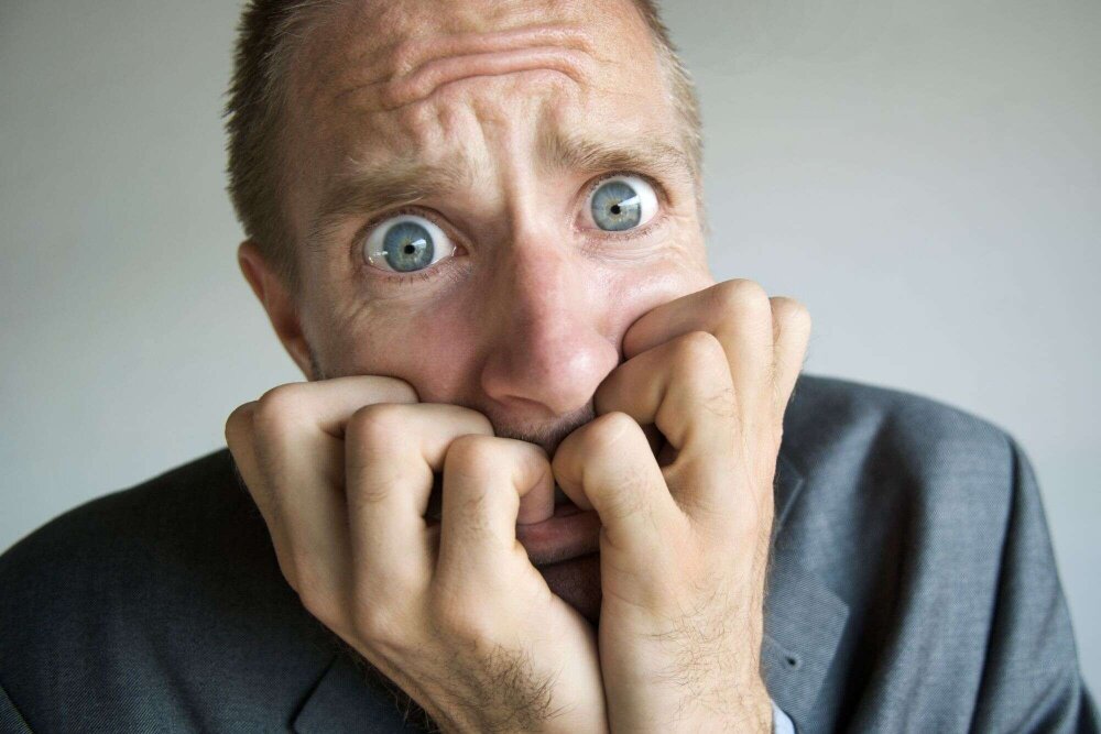 Мужчина страдающий тревожным расстройством